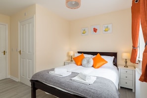 Familienapartment, 2 Schlafzimmer | 2 Schlafzimmer, Bügeleisen/Bügelbrett, kostenloses WLAN, Bettwäsche