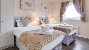 Familienapartment, 2 Schlafzimmer | 2 Schlafzimmer, Bügeleisen/Bügelbrett, kostenloses WLAN, Bettwäsche
