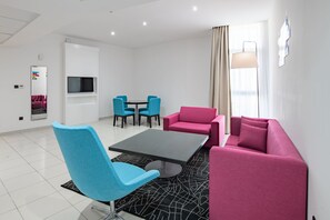 1 slaapkamer, een kluis op de kamer, een bureau, een laptopwerkplek