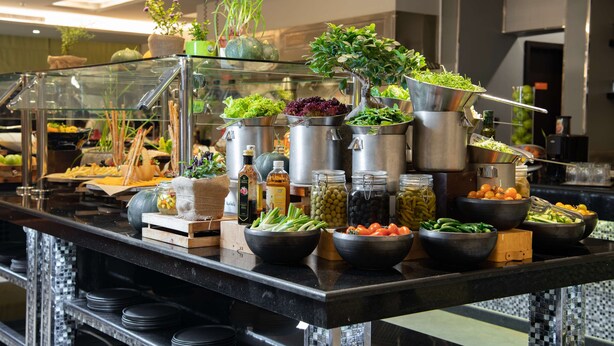 Un bufé con diversos alimentos y salsas.