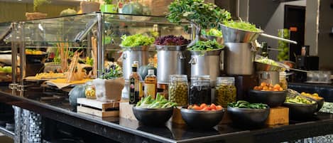 Petit déjeuner complet (85 SAR par personne)