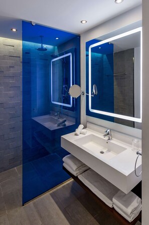 Standardzimmer | Badezimmer | Duschwanne, Regendusche, umweltfreundliche Kosmetikartikel, Haartrockner