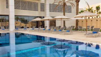Outdoor pool, pool loungers