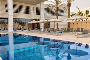 Outdoor pool, sun loungers