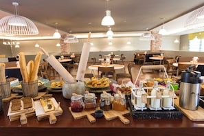 Daily full breakfast (SAR 85 per person)