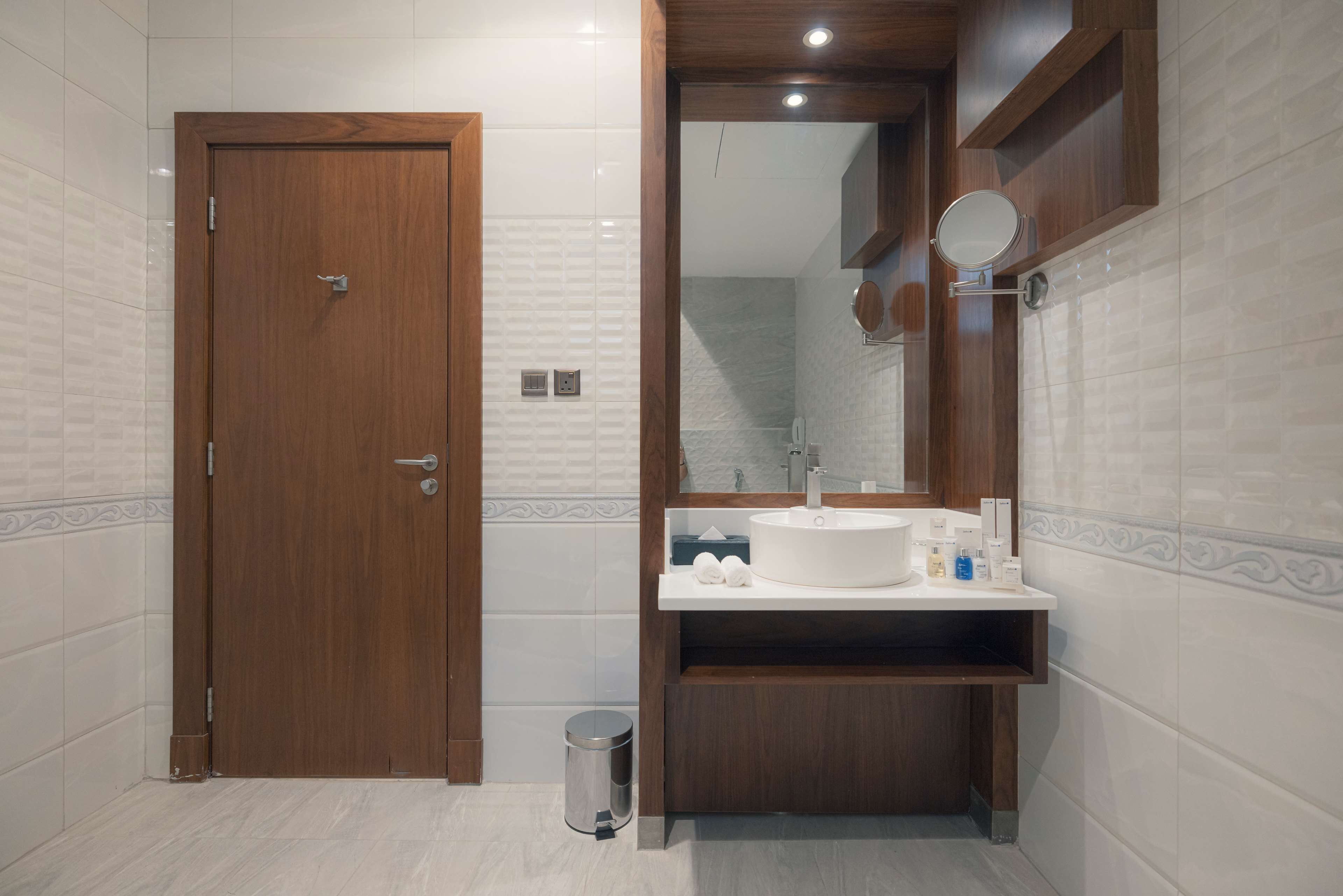 standard room | bathroom | combined shower/bathtub, free toiletries, hair dryer, slippers