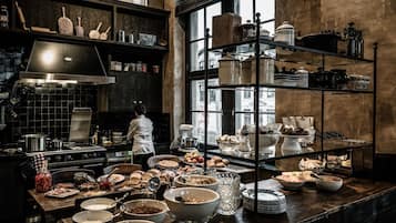 Petit déjeuner buffet servi les week-ends (35 EUR par personne)