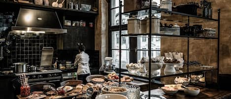 Petit déjeuner buffet servi les week-ends (35 EUR par personne)