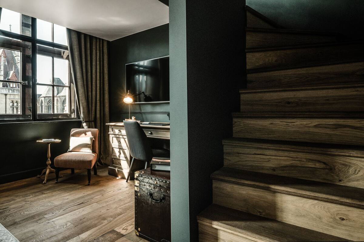 Suite 2 | Premium bedding, minibar, in-room safe, laptop workspace
