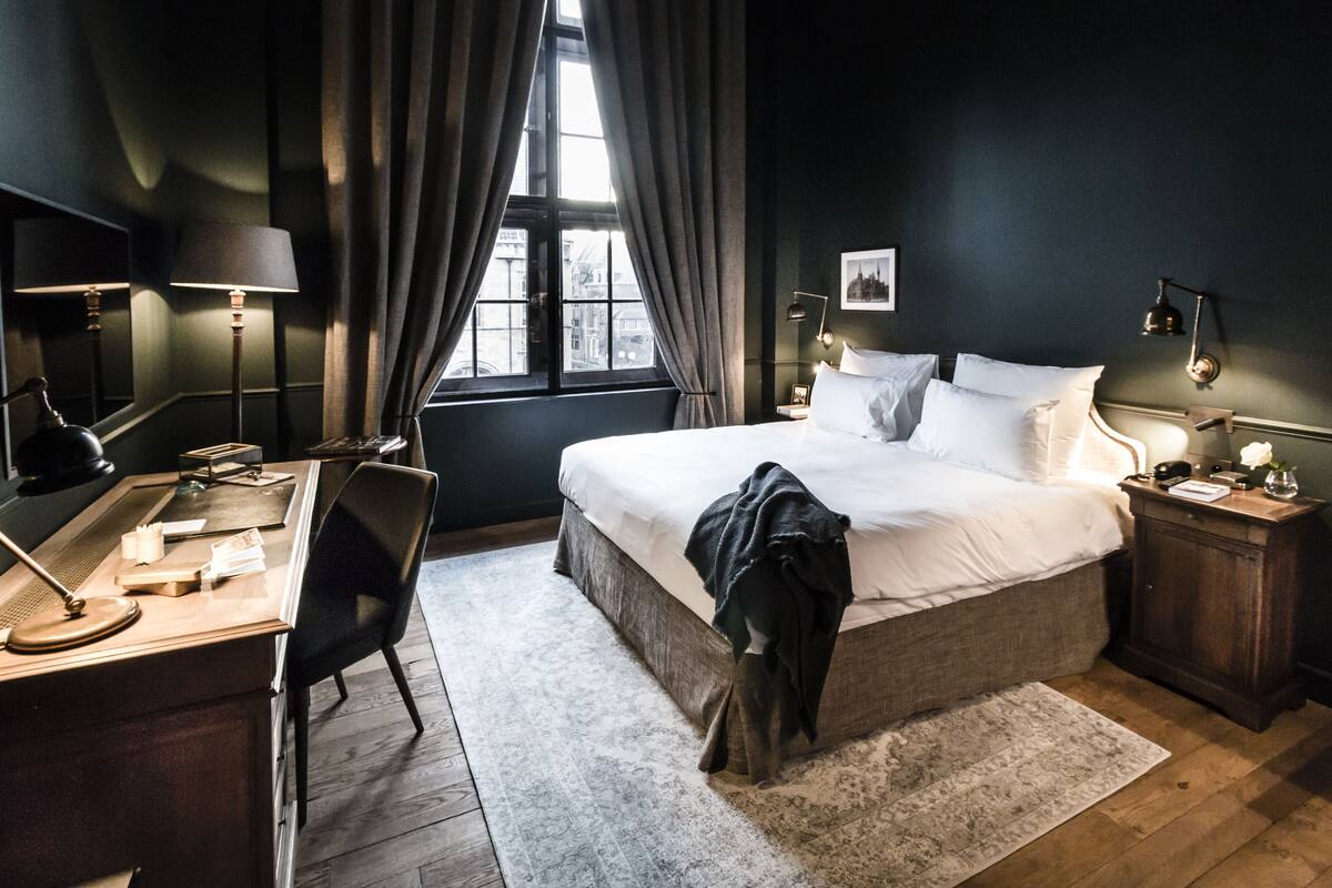Envelope | Premium bedding, minibar, in-room safe, laptop workspace