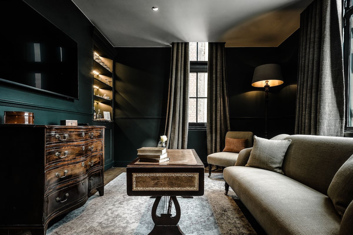 Suite 18 | Premium bedding, minibar, in-room safe, laptop workspace
