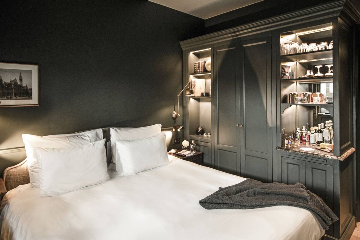 Stamp | Premium bedding, minibar, in-room safe, laptop workspace