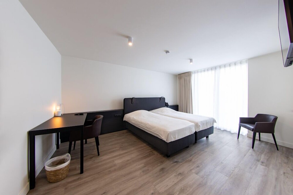 Een minibar, een kluis op de kamer, een bureau, een laptopwerkplek