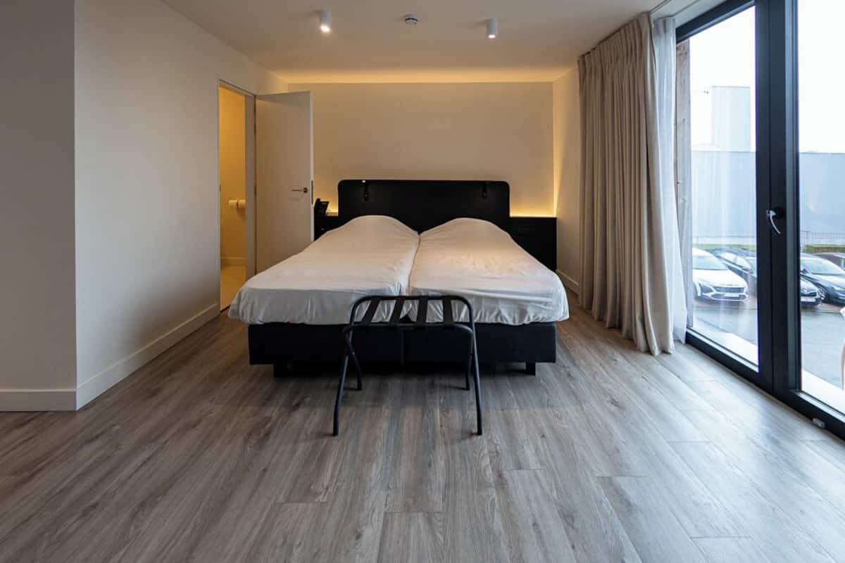 Habitación doble Confort | Minibar, caja de seguridad en la habitación y escritorio