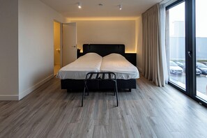 Habitación doble Confort | Minibar, caja de seguridad en la habitación y escritorio