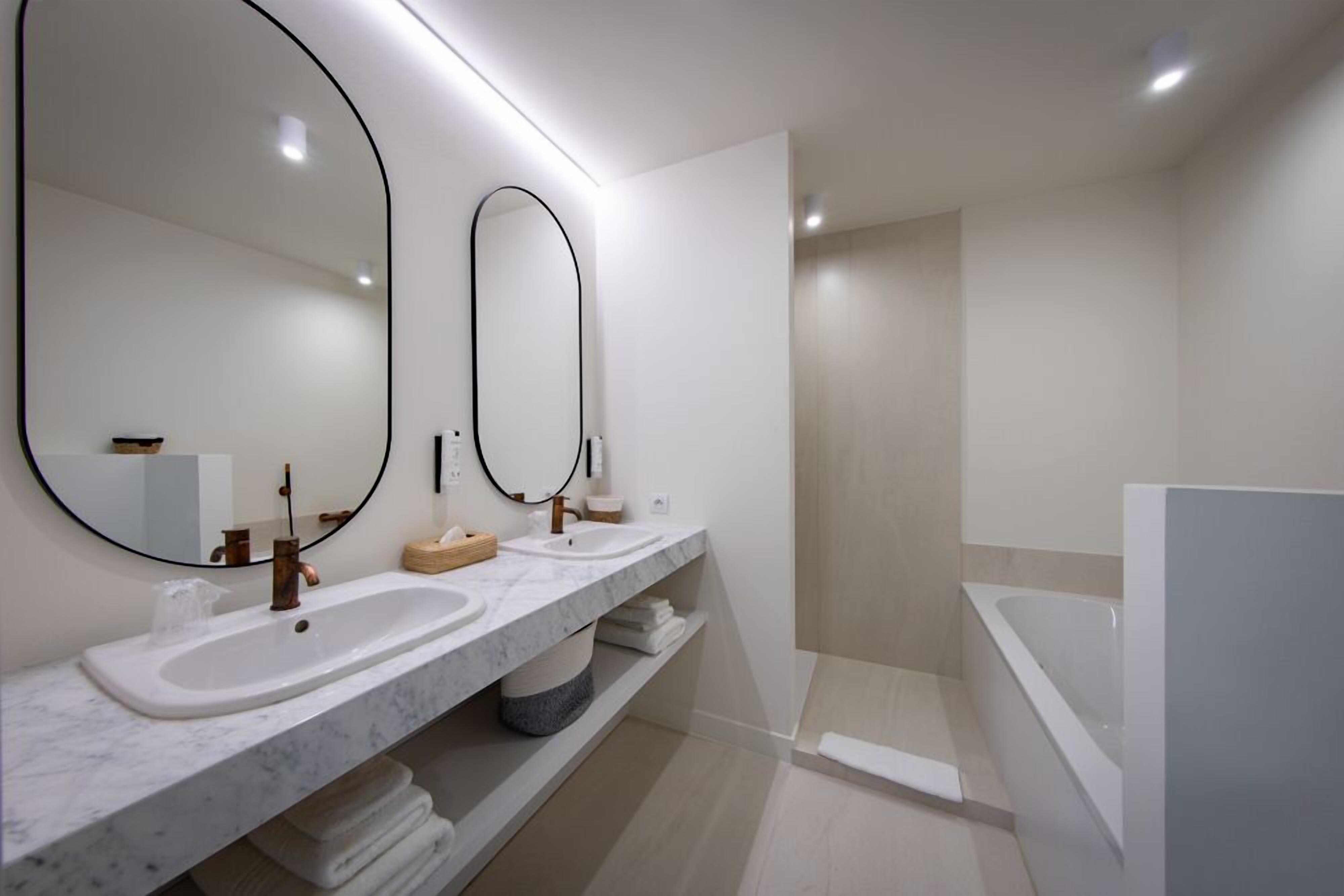 luxury double room (prestige) | bathroom | free toiletries, hair dryer, towels