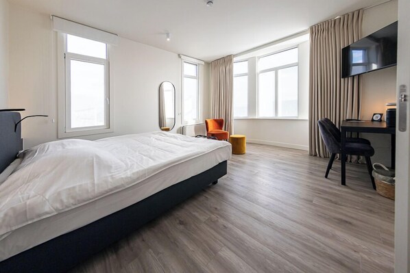 ميني بار وخزنة داخل الغرفة ومكتب ومساحة عمل للكمبيوتر المحمول