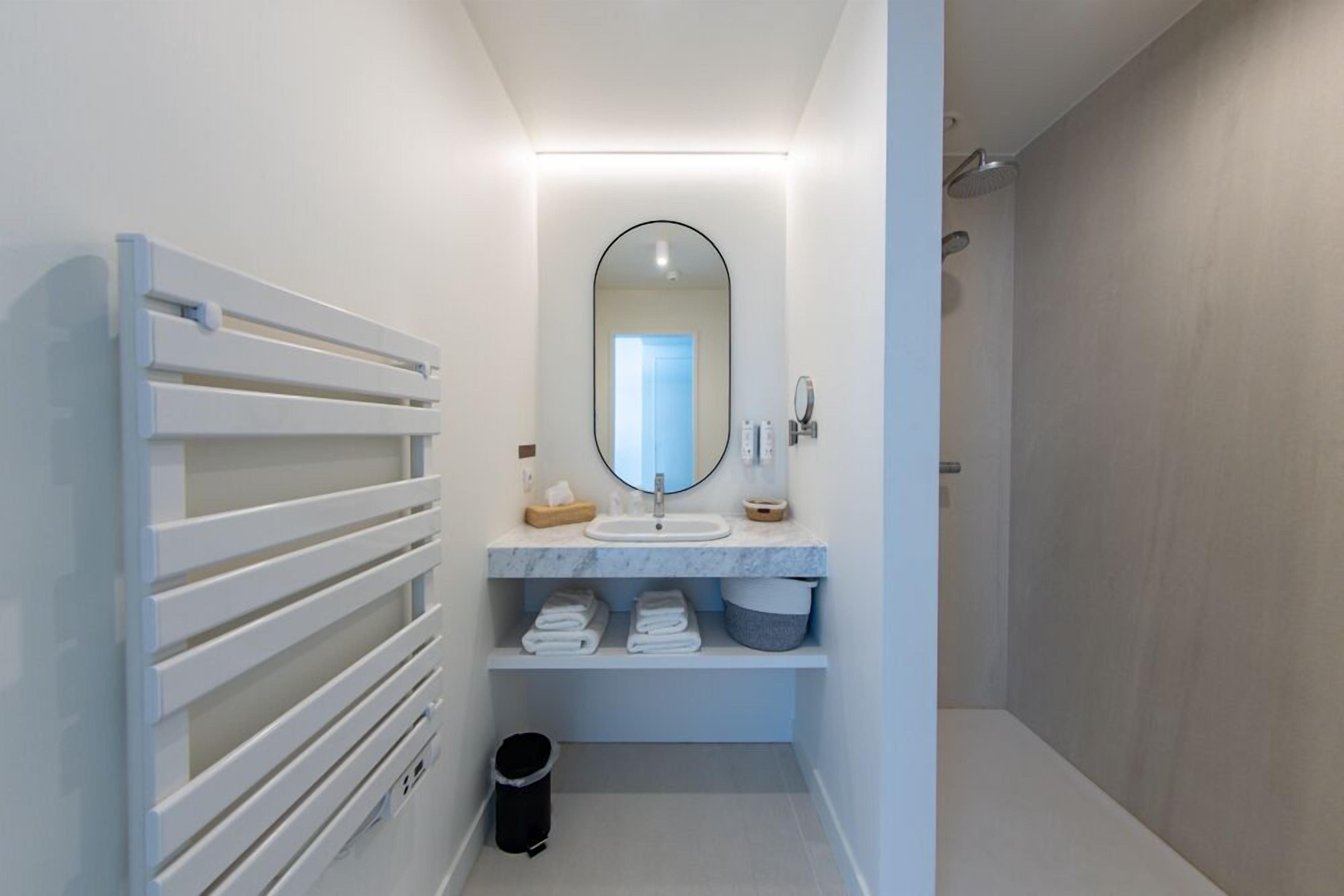 luxury double room (prestige) | bathroom | free toiletries, hair dryer, towels