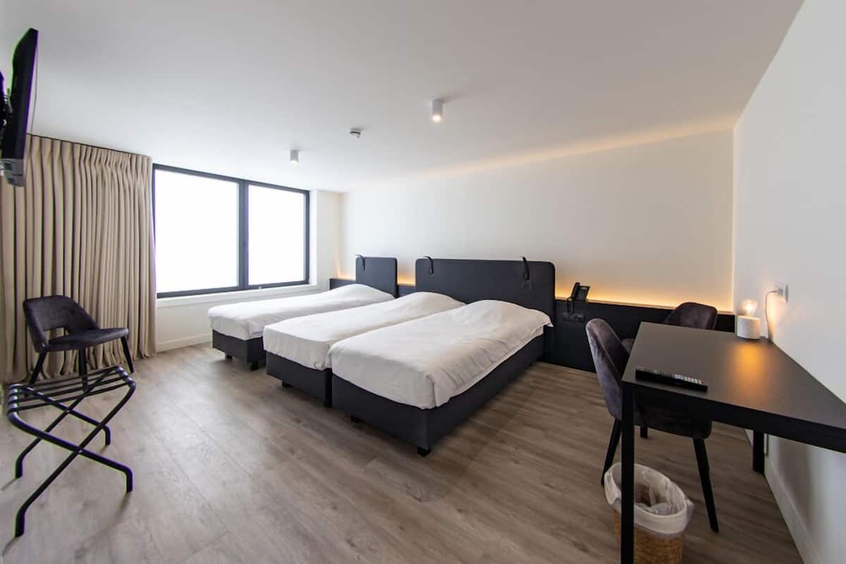 Habitación triple Confort | Minibar, caja de seguridad en la habitación y escritorio