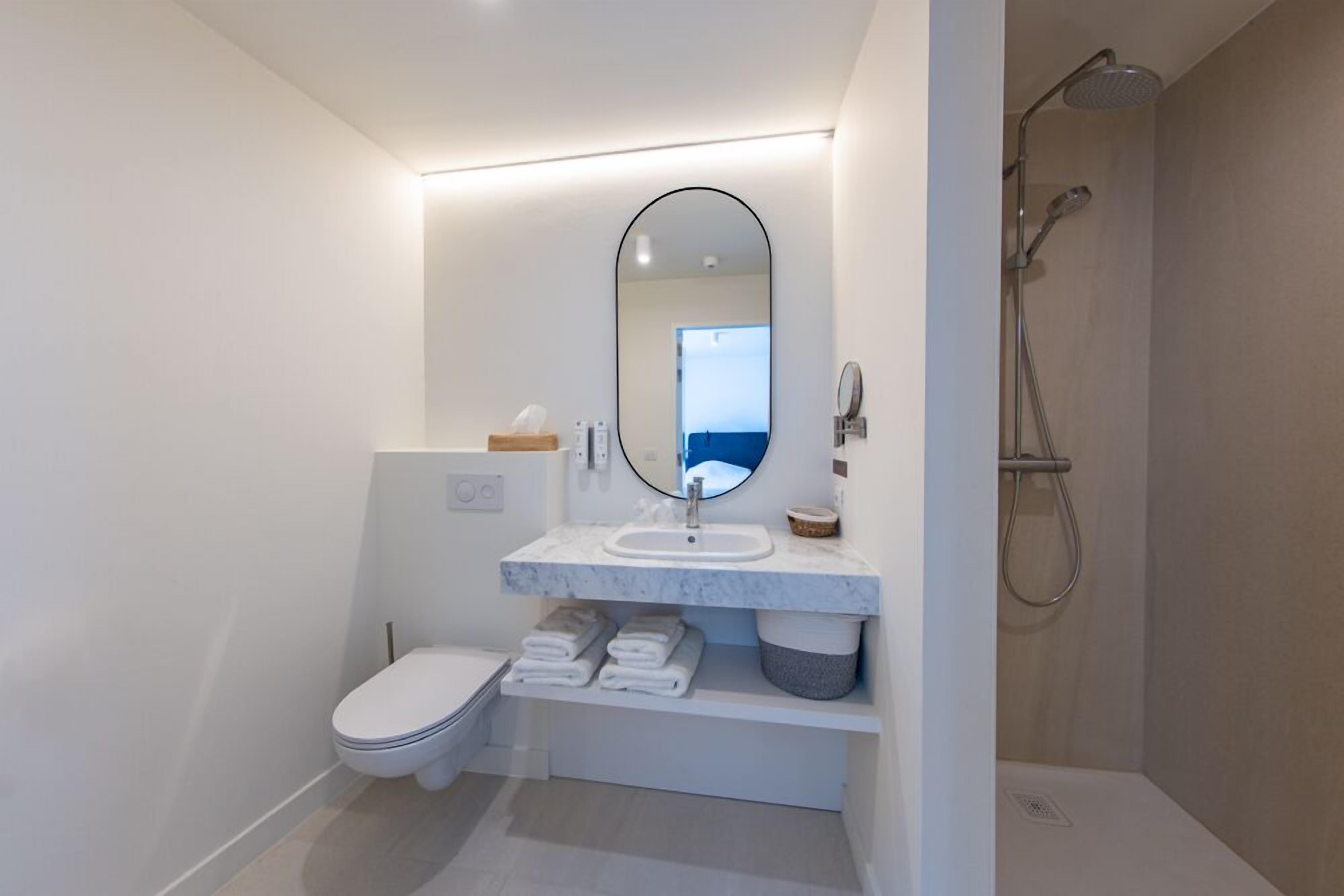 comfort double room | bathroom | free toiletries, hair dryer, towels