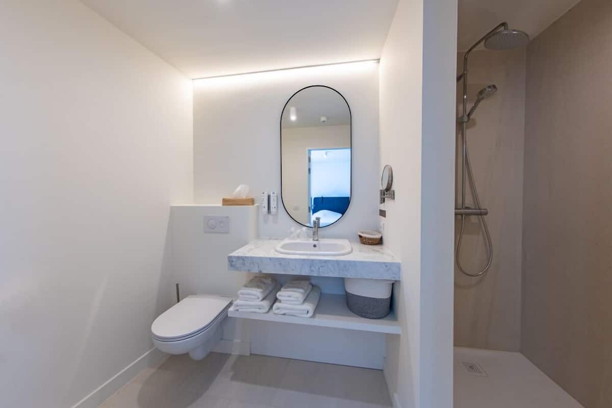 comfort double room | bathroom | free toiletries, hair dryer, towels