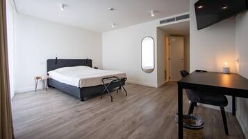 Minibar, caja de seguridad en la habitación y escritorio