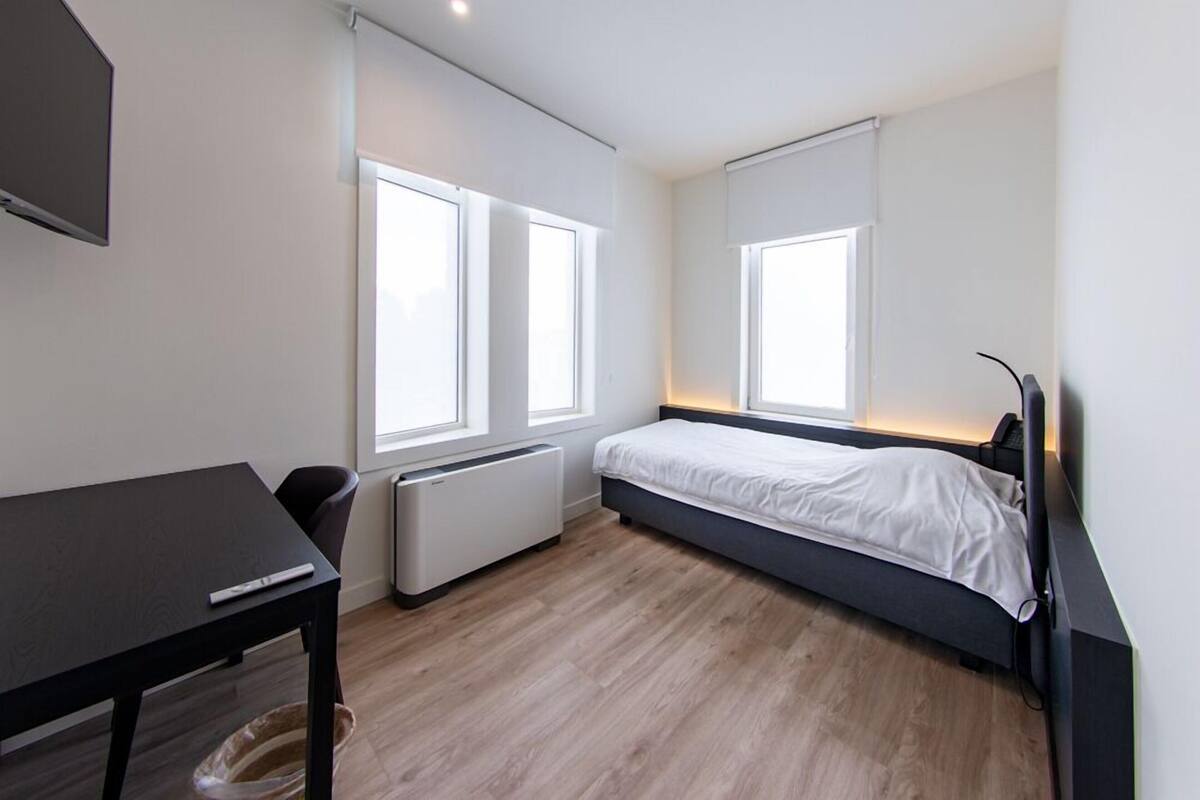 Minibar, caja de seguridad en la habitación y escritorio