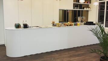 Desayuno buffet diario (EUR 20 por persona)