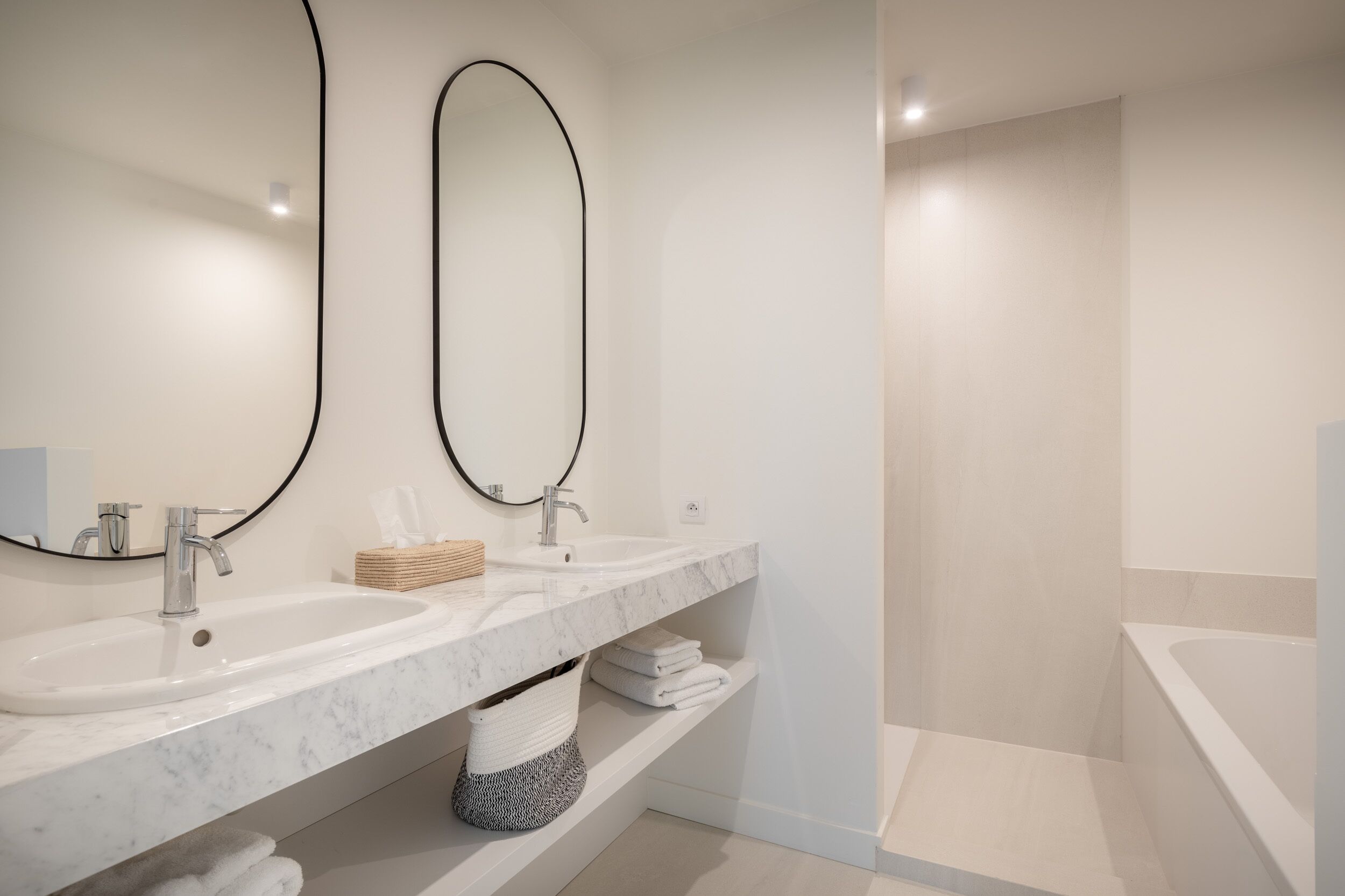 luxury double room (prestige) | bathroom | free toiletries, hair dryer, towels