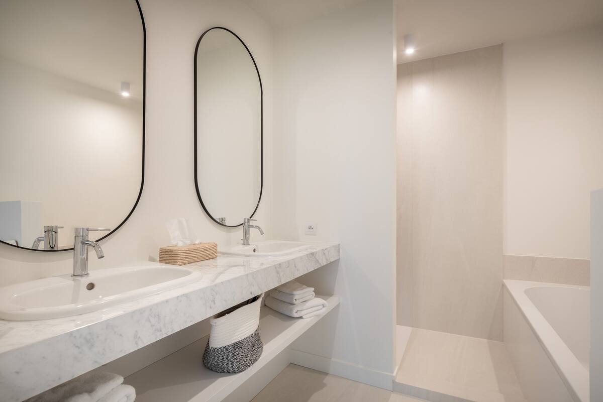 luxury double room (prestige) | bathroom | free toiletries, hair dryer, towels