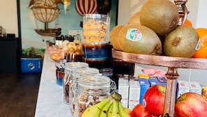 يتم تقديم الغداء والعشاء 