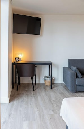 ميني بار وخزنة داخل الغرفة ومكتب ومساحة عمل للكمبيوتر المحمول