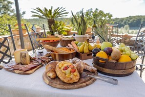 Villa Deluxe, baño en la habitación | Desayuno | Desayuno buffet incluido todos los días