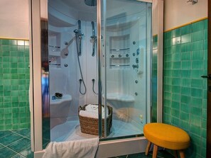 Superior Suite, Ensuite, Garden View ("Verde Ramina") | Bathroom | Shower, hair dryer, slippers, towels - Il Giuncheto (Trequanda)