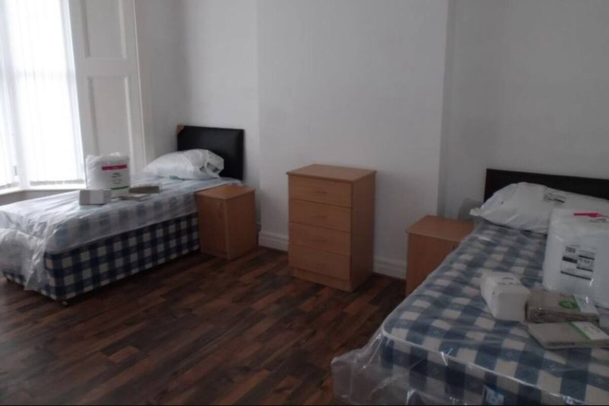 Quarto quádruplo básico, várias camas | Escrivaninha, ferros/tábuas de passar roupa, Wi-Fi de cortesia