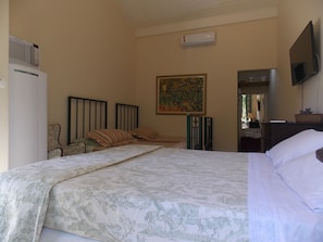Roupas de cama antialérgicas, frigobar, individualmente decorados