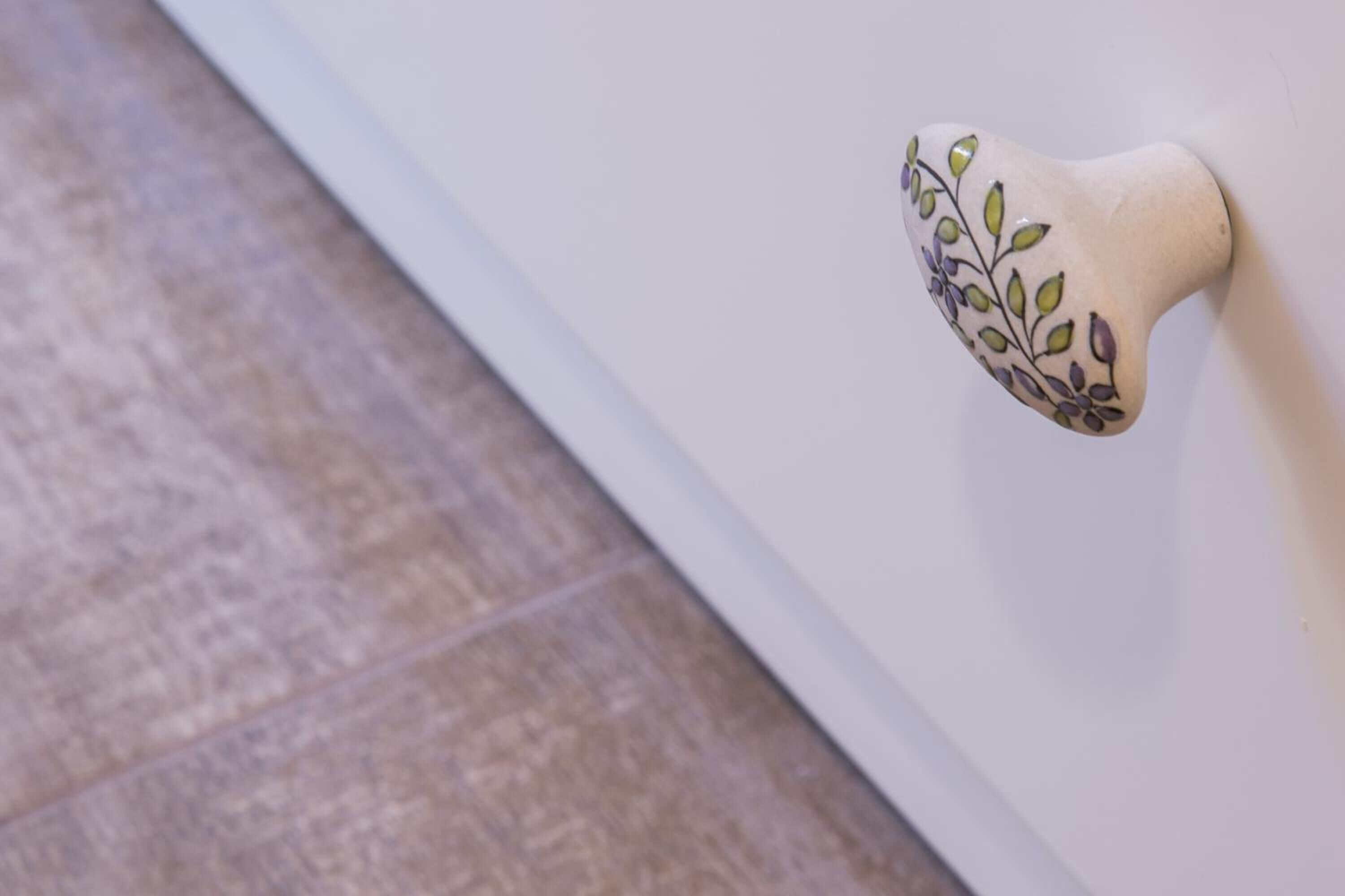 Objeto decorativo fixado na parede com padrão de folha.