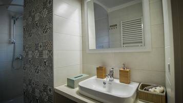 Habitació quàdruple Comfort | Bany | Dutxa, articles de tocador gratuïts, assecador de cabells i bidet