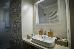 Comfort Quadruple Room | Bathroom | Shower, free toiletries, hair dryer, bidet - Beatitudinem (Gioia del Colle)