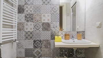 Douche, articles de toilette gratuits, sèche-cheveux, bidet
