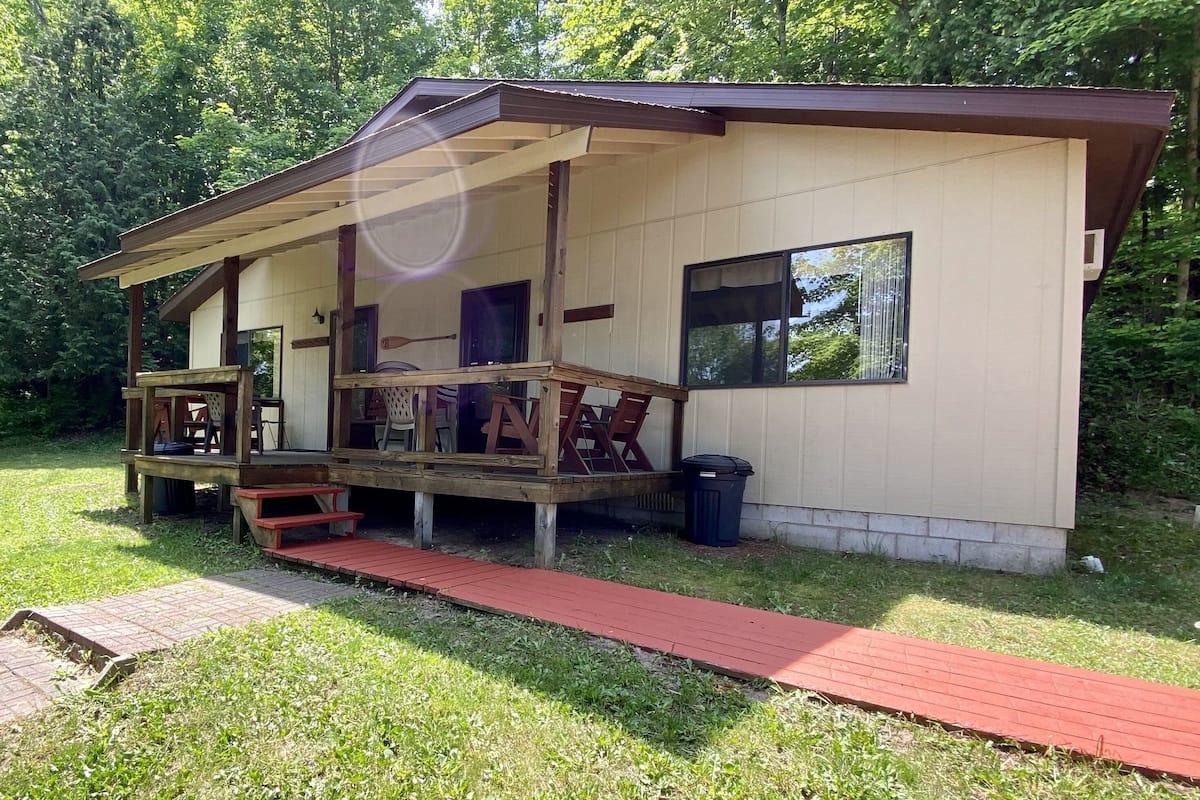 Cabin 7 | Individually decorated, individually furnished, iron/ironing board