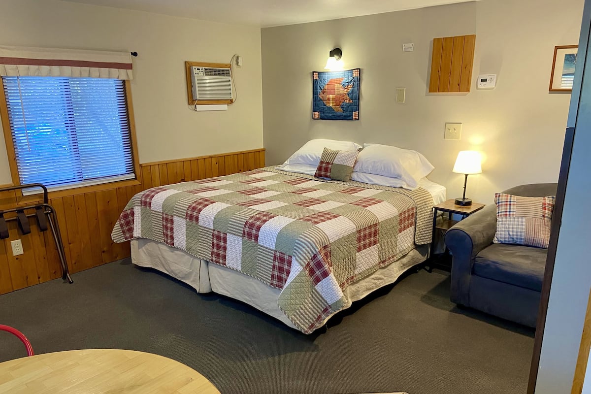 Cabin 5 (Twin Beds After Labor Day) | Individually decorated, individually furnished, iron/ironing board