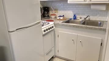 Cabin 4 | Private kitchen | Full-sized fridge, microwave, oven, coffee/tea maker