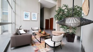 Lobby sitting area - CityRentals (Santiago)