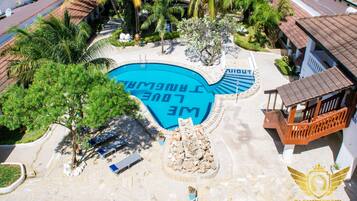 2 kolam renang outdoor, dengan payung kolam renang dan kursi berjemur