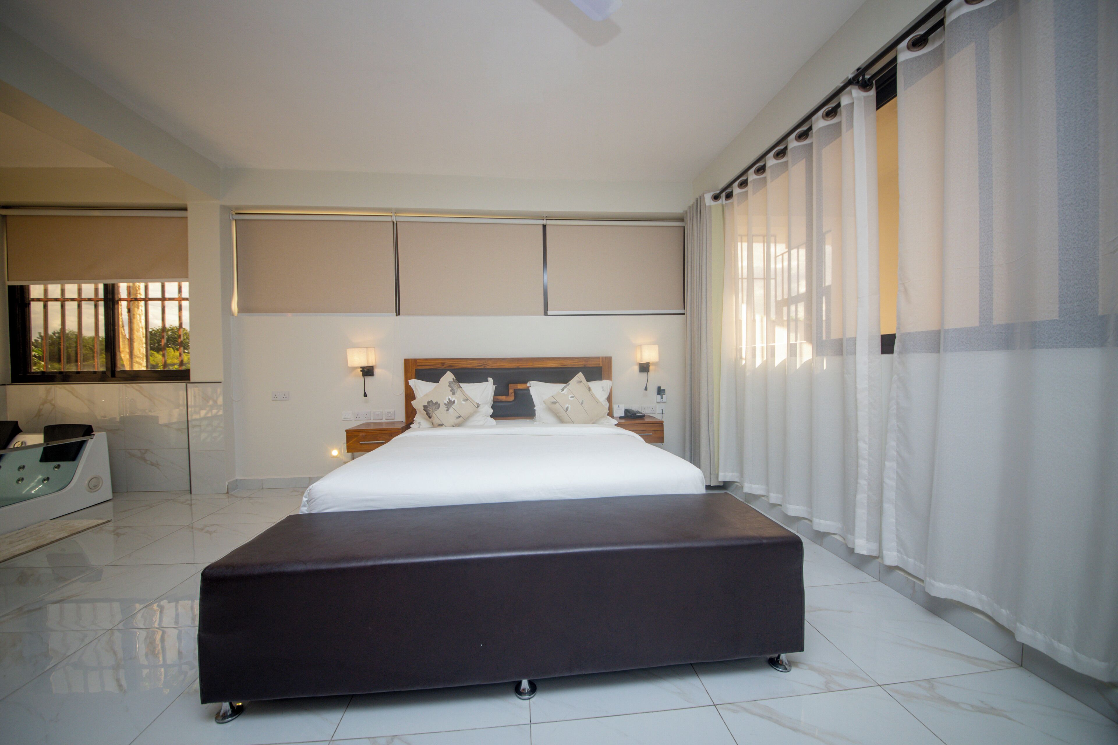 Roupas de cama premium, frigobar, cofres nos quartos