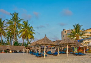 Private beach, white sand, sun-loungers, beach umbrellas - Best Western Jangwani Sea Breeze Hotel (Dar es Salaam)