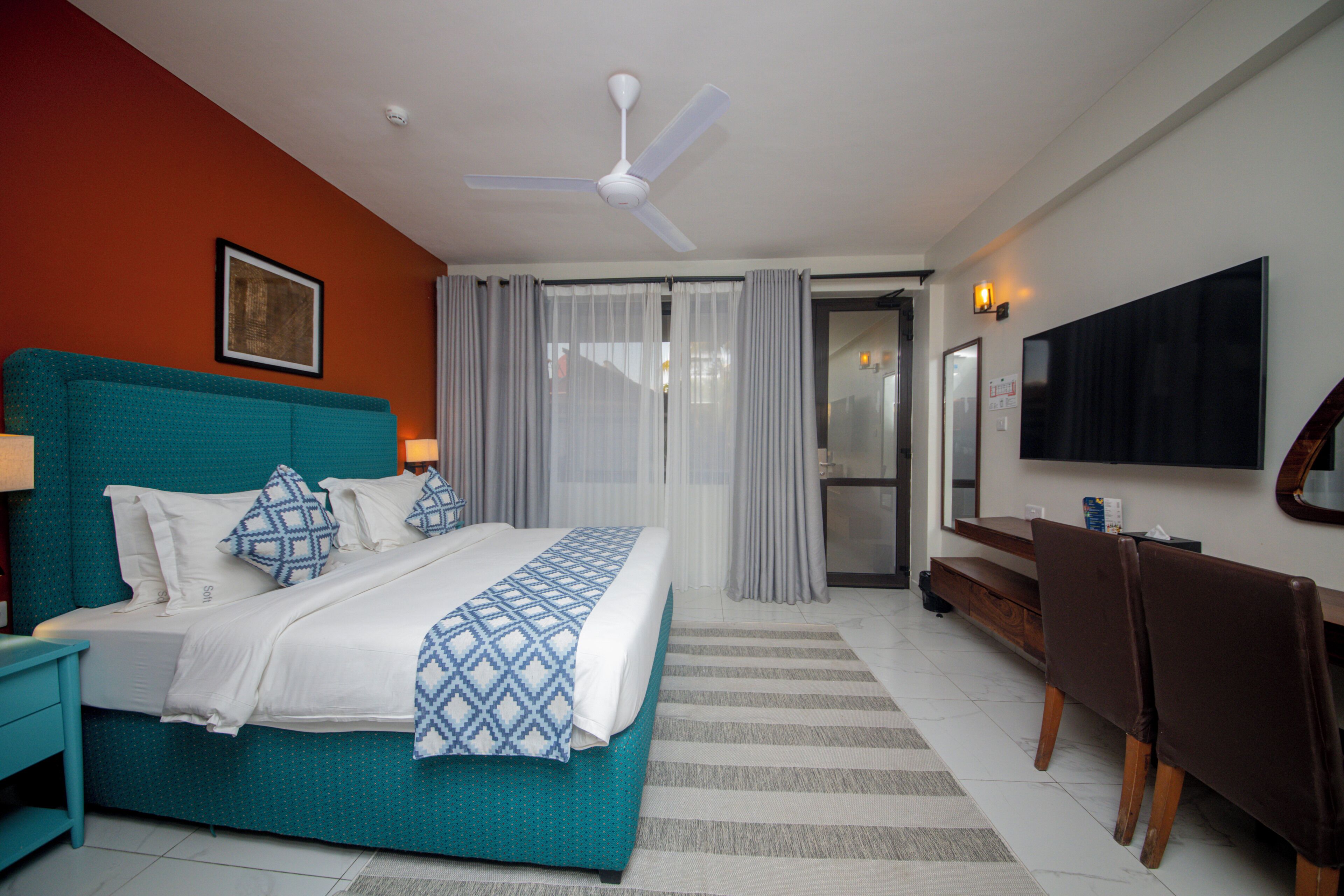 Roupas de cama premium, frigobar, cofres nos quartos