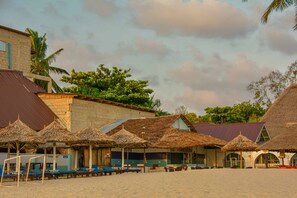 Private beach, white sand, sun-loungers, beach umbrellas - Best Western Jangwani Sea Breeze Hotel (Dar es Salaam)