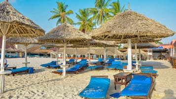 Playa privada, playa de arena blanca, camastros y sombrillas